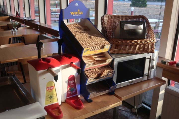 954248-2 Microwave oven, Ketchup/mustard container and bread baskets