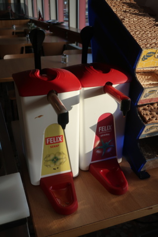 954248-3 Microwave oven, Ketchup/mustard container and bread baskets