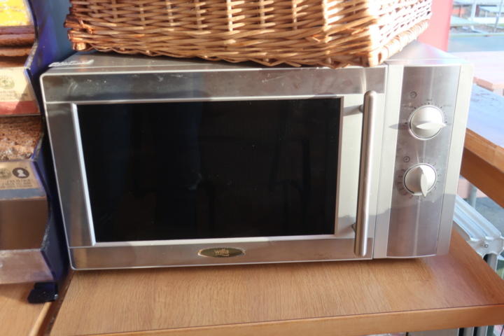 954248-4 Microwave oven, Ketchup/mustard container and bread baskets