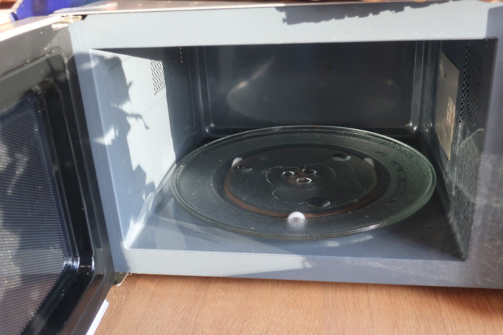 954248-5 Microwave oven, Ketchup/mustard container and bread baskets