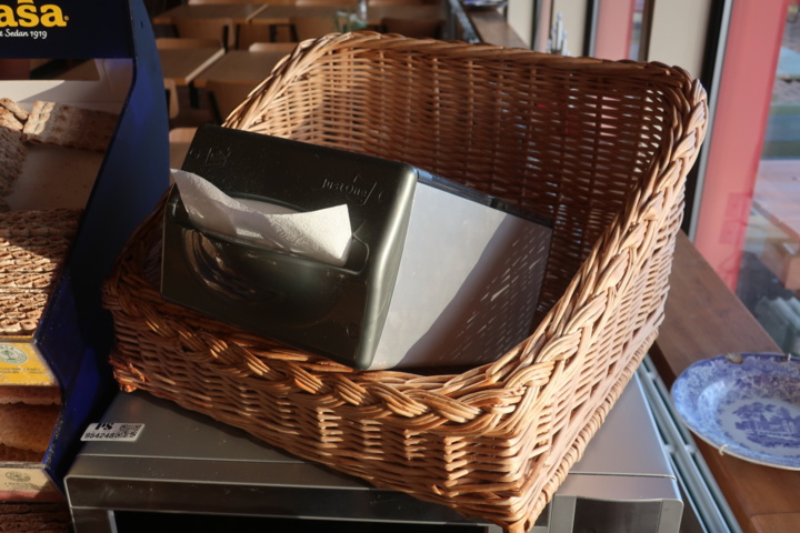 954248-6 Microwave oven, Ketchup/mustard container and bread baskets