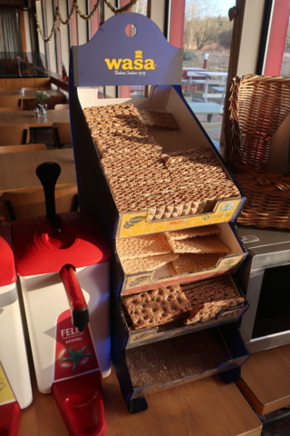 954248-7 Microwave oven, Ketchup/mustard container and bread baskets