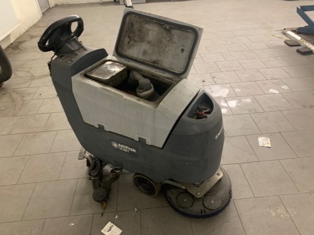 956097-11 Scrubber Nilfisk SC401 (new text)