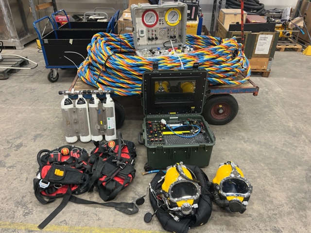 931811-1 Heavy diving system with helmets, surface panel, tubes, vests, hose etc