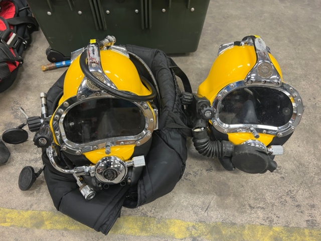 931811-4 Heavy diving system with helmets, surface panel, tubes, vests, hose etc