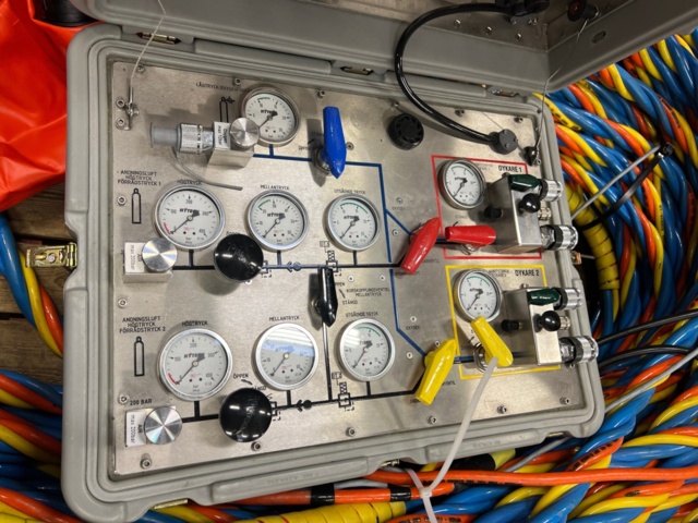 931811-11 Heavy diving system with helmets, surface panel, tubes, vests, hose etc