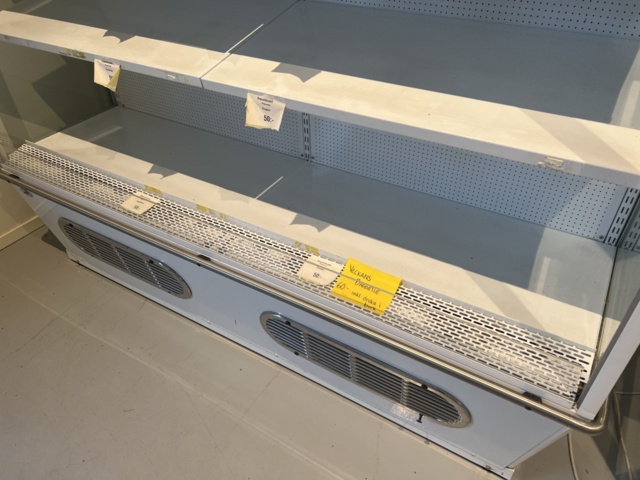 814871-2 Display fridge with blinds