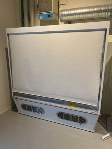 814871-4 Display fridge with blinds