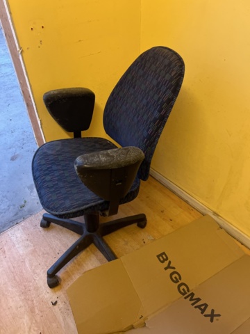 982509-8 Workbench with shelf, chairs and more