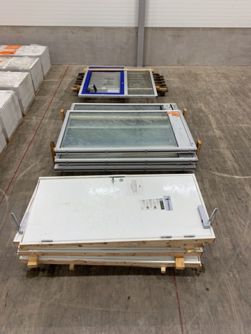 983709-1 Lot with doors