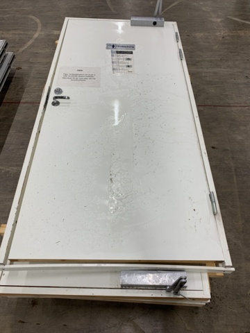 983709-2 Lot with doors