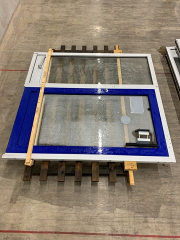 983709-8 Lot with doors