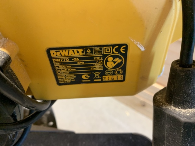 882686-4 Cut and miter saw DeWalt DW770 with stand 2.5 meters