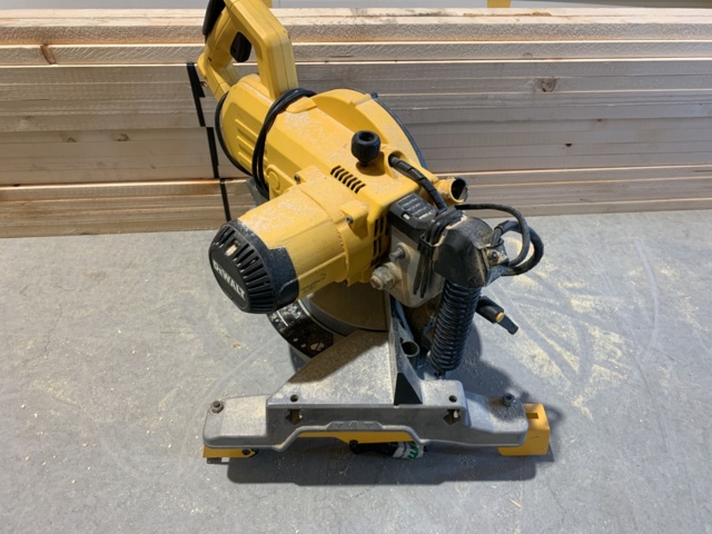 882686-9 Cut and miter saw DeWalt DW770 with stand 2.5 meters