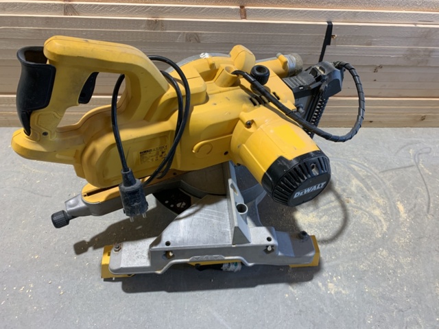 882688-3 Cut and miter saw DeWalt DWS777