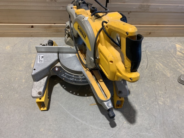 882688-4 Cut and miter saw DeWalt DWS777