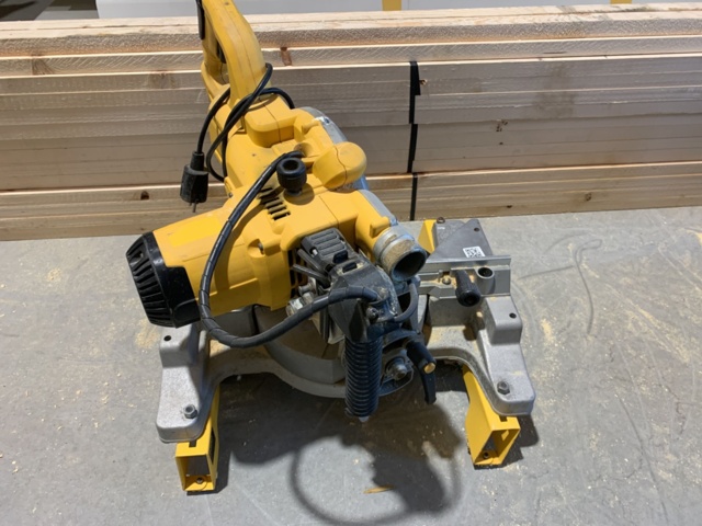 882688-5 Cut and miter saw DeWalt DWS777