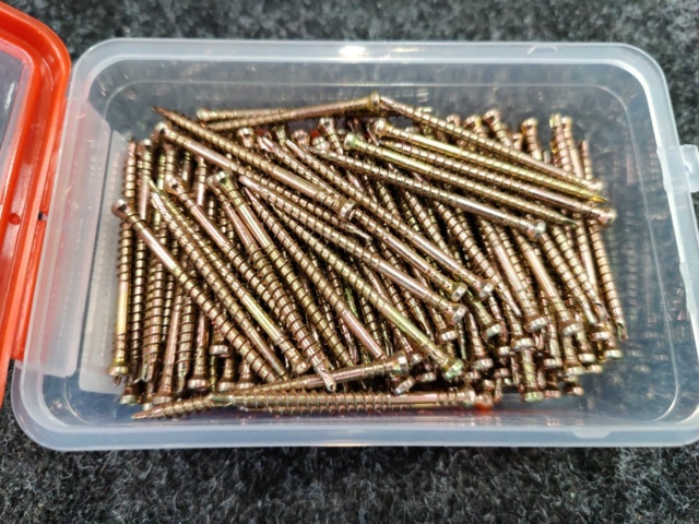984521-8 Approx. 44,000 pcs. Grabber strip and floor screw 4.0x61 mm