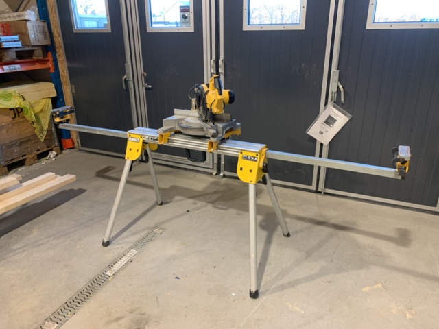 882686-2 Cut and miter saw DeWalt DW770 with stand 2.5 meters
