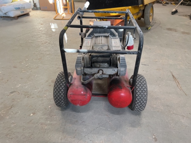 921843-3 Compressor on wheels