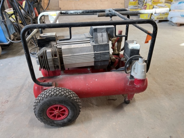 921843-4 Compressor on wheels