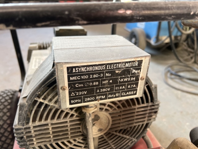 921843-6 Compressor on wheels