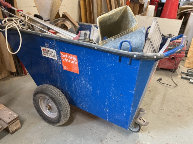 921846-1 Tippcontainer på hjul samt diverse verktyg