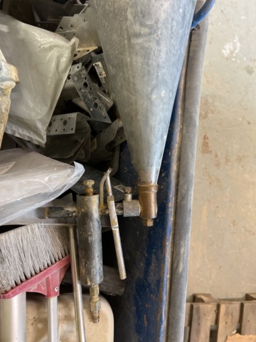 921846-4 Tippcontainer på hjul samt diverse verktyg