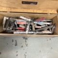 921846-8 Tippcontainer på hjul samt diverse verktyg
