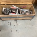 921846-9 Tippcontainer på hjul samt diverse verktyg