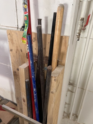 921846-12 Tippcontainer på hjul samt diverse verktyg