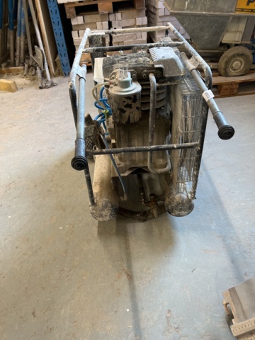 921849-2 Compressor on wheels