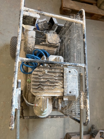 921849-4 Compressor on wheels