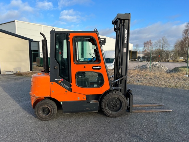 953252-5 Diesel truck Doosan D30S-5 -2010 (2940 h)