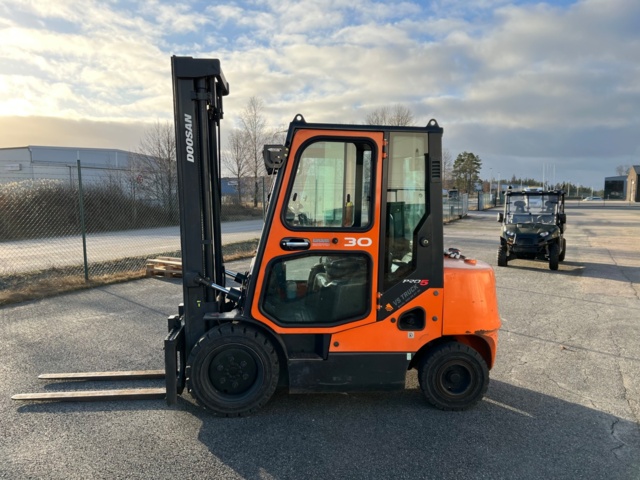953252-9 Diesel truck Doosan D30S-5 -2010 (2940 h)