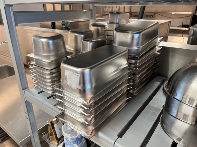 921075-3 Modular shelf with a large collection of restaurant accessories (canteens, tins, scales, etc.).