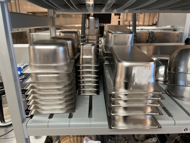 921075-4 Modular shelf with a large collection of restaurant accessories (canteens, tins, scales, etc.).