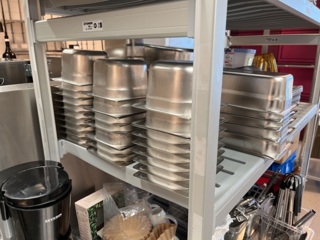 921075-5 Modular shelf with a large collection of restaurant accessories (canteens, tins, scales, etc.).