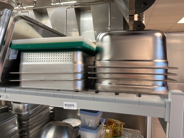 921075-7 Modular shelf with a large collection of restaurant accessories (canteens, tins, scales, etc.).