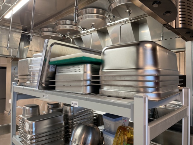 921075-8 Modular shelf with a large collection of restaurant accessories (canteens, tins, scales, etc.).