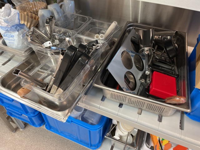 921075-12 Modular shelf with a large collection of restaurant accessories (canteens, tins, scales, etc.).