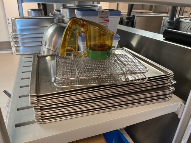 921075-16 Modular shelf with a large collection of restaurant accessories (canteens, tins, scales, etc.).