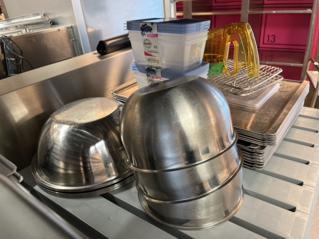 921075-14 Modular shelf with a large collection of restaurant accessories (canteens, tins, scales, etc.).