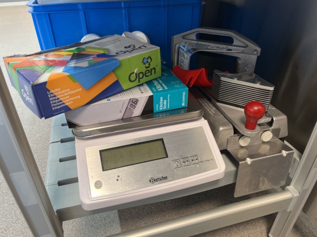 921075-17 Modular shelf with a large collection of restaurant accessories (canteens, tins, scales, etc.).