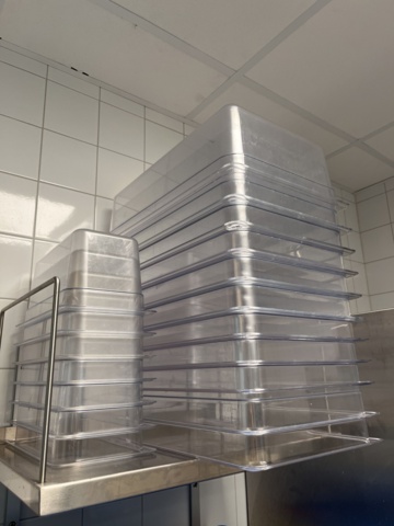 921075-10 Modular shelf with a large collection of restaurant accessories (canteens, tins, scales, etc.).