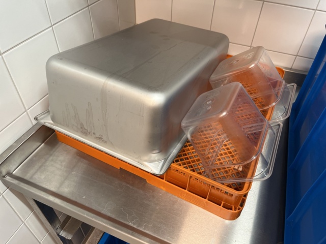 921075-20 Modular shelf with a large collection of restaurant accessories (canteens, tins, scales, etc.).