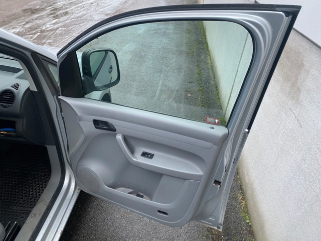 985998-12 VW Caddy 1.9 TDI DSG -2009