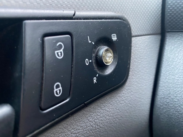 985998-35 VW Caddy 1.9 TDI DSG -2009