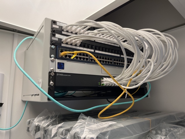 Server rack (HP, UDM Pro, Eurolan, Zyxel) - PS Auction - We value the ...