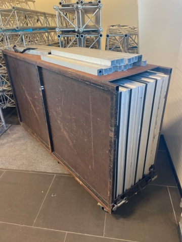 986169-1 Stage floor in transport box